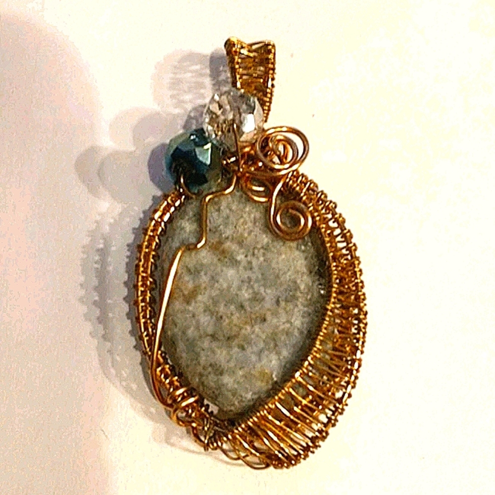 🇨🇦Beautiful wire wrapped Stone Pendant